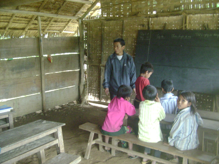 Những bức vách bằng tre nứa trong phòng học vừa làm xong đã bị thủng lỗ chỗ bởi mưa nắng Những bức vách bằng tre nứa trong phòng học vừa làm xong đã bị thủng lỗ chỗ bởi mưa nắng