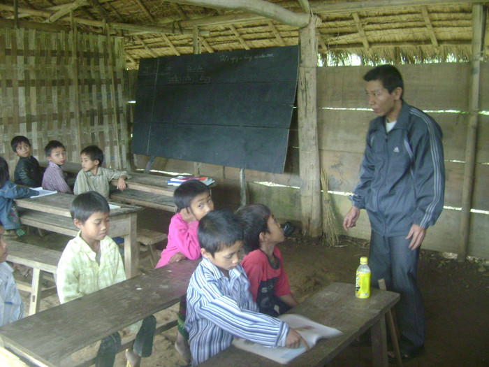 các em học sinh tại đây phải học lớp ghép, mỗi thầy cô một lúc liền phải dạy hai lớp các em học sinh tại đây phải học lớp ghép, mỗi thầy cô một lúc liền phải dạy hai lớp