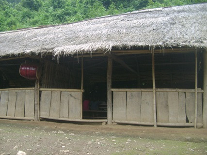 Những căn phòng học được làm tạm bợ bằng tranh tre đã mục nát không thể ngăn nổi những cơn gió giá buốt khi mùa đông đang đến gần Những căn phòng học được làm tạm bợ bằng tranh tre đã mục nát không thể ngăn nổi những cơn gió giá buốt khi mùa đông đang đến gần