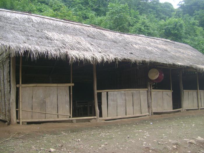 Những lớp học được che chắn tạm bợ bằng những tấm phên nứa Những lớp học được che chắn tạm bợ bằng những tấm phên nứa