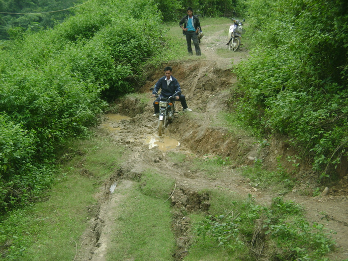 Từ điểm trường chính tiểu học Bắc Lý 1, xã Bắc Lý, huyện Kỳ Sơn, tỉnh Nghệ An vào điểm trường bản Phà Coóng phải đi hơn nửa giờ đồng hồ qua nhiều khe sâu như thế này Từ điểm trường chính tiểu học Bắc Lý 1, xã Bắc Lý, huyện Kỳ Sơn, tỉnh Nghệ An vào điểm trường bản Phà Coóng phải đi hơn nửa giờ đồng hồ qua nhiều khe sâu như thế này