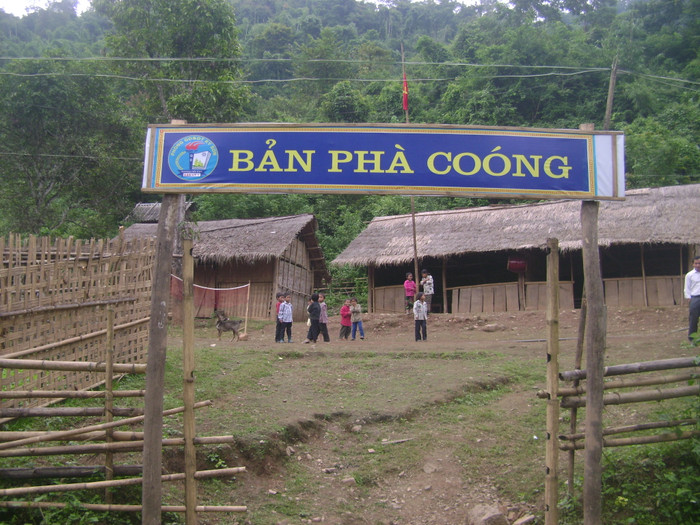 Điểm trường Phà Coóng có 20 học sinh của 4 lớp học bậc tiểu học. Tất cả đều là con em đồng bào dân tộc Khơ - Mú Điểm trường Phà Coóng có 20 học sinh của 4 lớp học bậc tiểu học. Tất cả đều là con em đồng bào dân tộc Khơ - Mú