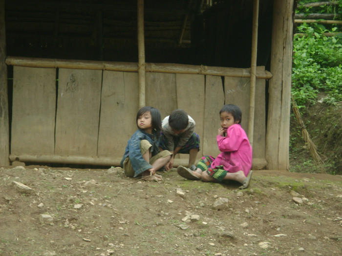 Không có đổ chơi, sân chơi nên đến giờ ra chơi các em chỉ biết ngồi nghịch đất đá Không có đổ chơi, sân chơi nên đến giờ ra chơi các em chỉ biết ngồi nghịch đất đá