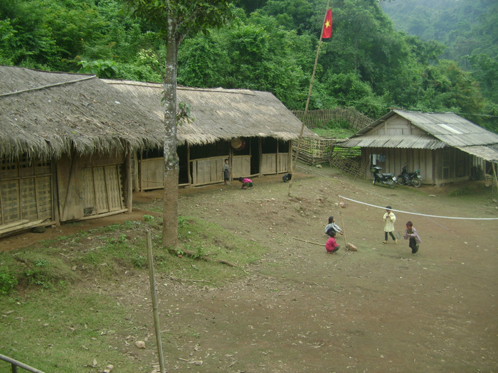 Toàn cảnh ngôi trường tranh tre nứa lá Phà Coóng Toàn cảnh ngôi trường tranh tre nứa lá Phà Coóng