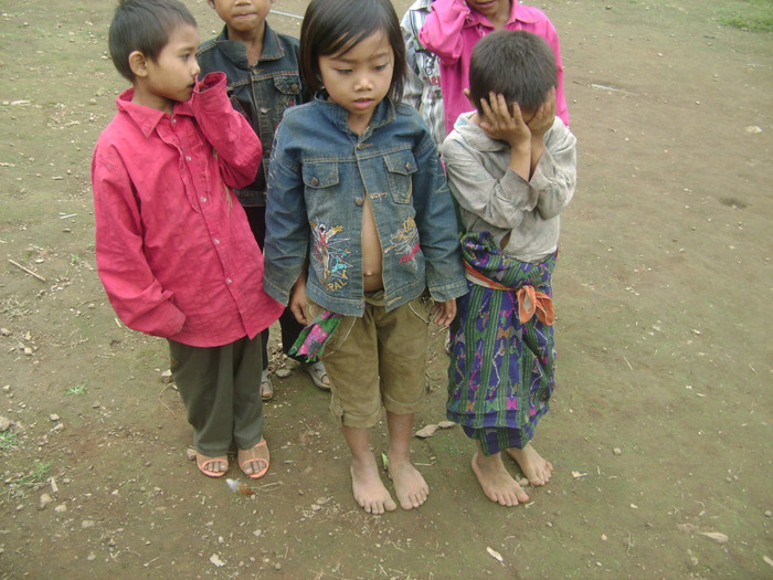 Những đứa trẻ này rúm ró, e ngại khi lần đầu đứng trước ống kính máy ảnh Những đứa trẻ này rúm ró, e ngại khi lần đầu đứng trước ống kính máy ảnh