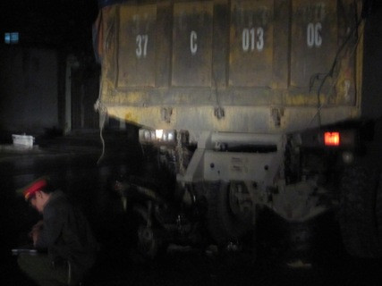 Chiếc xe máy găm sâu vào gầm xe ô tô tải. Chiếc xe máy găm sâu vào gầm xe ô tô tải.