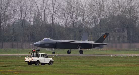 Máy bay chiến đấu J-20 Trung Quốc sẽ chưa biên chế trong 2 năm tới ảnh 2