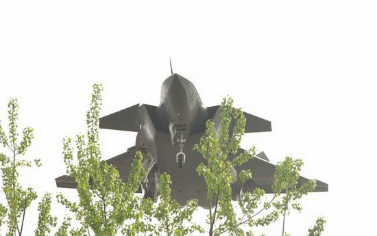 Máy bay chiến đấu J-20 bay siêu thấp Máy bay chiến đấu J-20 bay siêu thấp