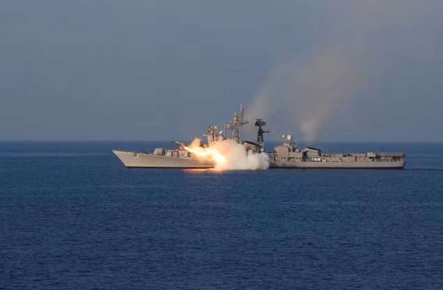 Tàu khu trục tên lửa INS Ranvijay do Ấn Độ tự chế tạo