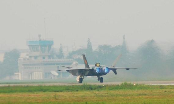 Động cơ J-20 phụt lửa xanh Động cơ J-20 phụt lửa xanh