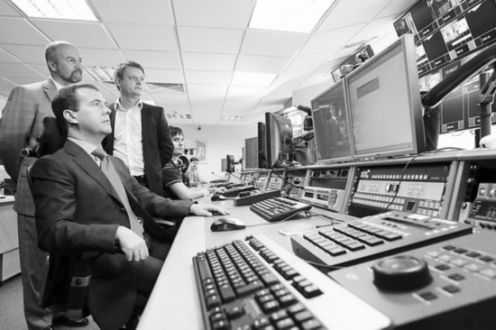 Thủ tướng Nga Medvedev thị sát phòng làm việc của Đài truyền hình "Nước Nga ngày nay"