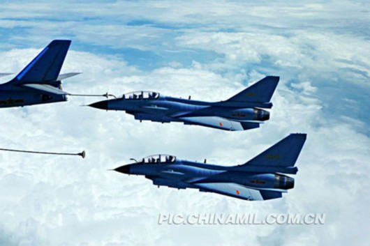 Máy bay chiến đấu J-10 tiếp dầu trên không