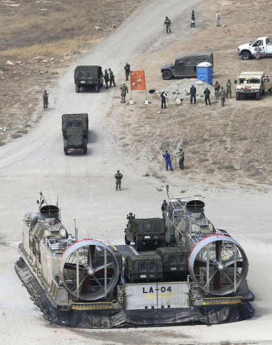 Lực lượng Phòng vệ Mặt đất Nhật Bản diễn tập đổ bộ - tàu đổ bộ mang theo xe quân sự tiến hành đổ bộ