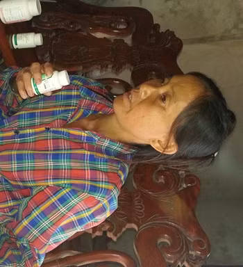 Theo chị Trần Thị Gái (mẹ Long) thì từ nhỏ Long đã bị động kinh, tâm thần không ổn định và phải uống thuốc Theo chị Trần Thị Gái (mẹ Long) thì từ nhỏ Long đã bị động kinh, tâm thần không ổn định và phải uống thuốc