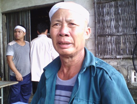 Nỗi đau đớn xót xa của ông Trần Văn Lai (bố nạn nhân Điệp) trước cái chết oan nghiệt của con trai mình Nỗi đau đớn xót xa của ông Trần Văn Lai (bố nạn nhân Điệp) trước cái chết oan nghiệt của con trai mình