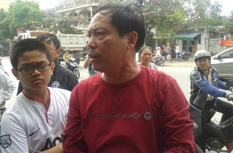 Theo ông Bình cho biết, đêm xảy ra vụ xả súng đã có một nhóm thanh niên đi trên 1 xe máy và 1 xe ô tô 4 chỗ đi vào nhà chị Hằng Theo ông Bình cho biết, đêm xảy ra vụ xả súng đã có một nhóm thanh niên đi trên 1 xe máy và 1 xe ô tô 4 chỗ đi vào nhà chị Hằng