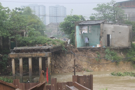 Một cây cầu dài chỉ 39m nhưng thi công đến 3 năm vẫn không hoàn thành và đơn vị thi công cũng không khơi thông được lòng sông khi mùa mưa bão đến như cam kết Một cây cầu dài chỉ 39m nhưng thi công đến 3 năm vẫn không hoàn thành và đơn vị thi công cũng không khơi thông được lòng sông khi mùa mưa bão đến như cam kết