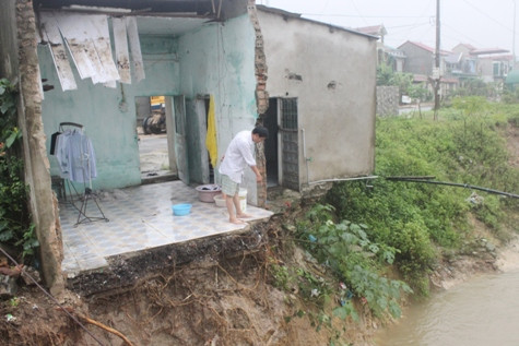 Thi công chậm đã gây ra 2 điểm sạt lở vào cuối tháng 10 vừa qua tại địa bàn khối 3, phường Trung Đô, TP.Vinh, làm một kiốt rơi xuống sông Thi công chậm đã gây ra 2 điểm sạt lở vào cuối tháng 10 vừa qua tại địa bàn khối 3, phường Trung Đô, TP.Vinh, làm một kiốt rơi xuống sông