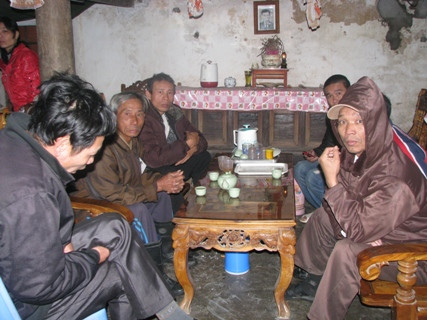 Người thân của các thuyền viên trên tàu NA -93240-TS đang ngóng chờ tin của người thân mình Người thân của các thuyền viên trên tàu NA -93240-TS đang ngóng chờ tin của người thân mình