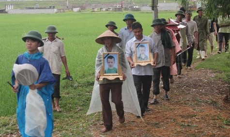 Mọi người đang tiễn đưa linh cữu hai anh em Tấn, Phát ra nơi an táng