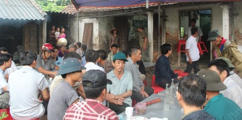 Người thân, hàng xóm đến chia buồn cùng gia đình hai em Tấn, Phát