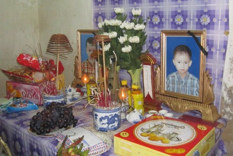 Bàn thờ của hai em Tấn và Phát được gia đình lập nên