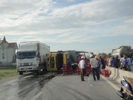 Hiện trường vụ tai nạn làm hàng trăm thung bia văng vương vãi ra lòng đường