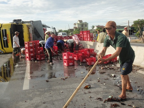 Một hành động đẹp của người dân khi họ không hôi của mà còn giúp tài xế xe dọn dẹp chai bia vỡ và gom số bia còn nguyên vẹn để trả lại cho lái xe