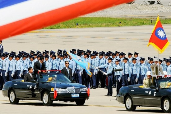 Nhà lãnh đạo Đài Loan Mã Anh Cửu kiểm duyệt Không quân Đài Loan.