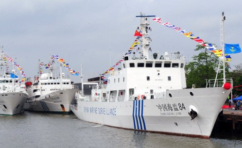 Nhưng, Trung Quốc luôn ngang ngược trên biển Đông, sử dụng các lực lượng bán quân sự như tàu Hải giám, Ngư chính... để uy hiếp các nước khác trên biển Đông, phá hoại hoạt động dân sự bình thường của các nước trên biển Đông (như cắt cáp tàu thăm dò Bình Minh của Việt Nam - một loại khủng bố có tổ chức). Trong hình là tàu Hải giám-84 của Trung Quốc trên biển Đông. Nhưng, Trung Quốc luôn ngang ngược trên biển Đông, sử dụng các lực lượng bán quân sự như tàu Hải giám, Ngư chính... để uy hiếp các nước khác trên biển Đông, phá hoại hoạt động dân sự bình thường của các nước trên biển Đông (như cắt cáp tàu thăm dò Bình Minh của Việt Nam - một loại khủng bố có tổ chức). Trong hình là tàu Hải giám-84 của Trung Quốc trên biển Đông.