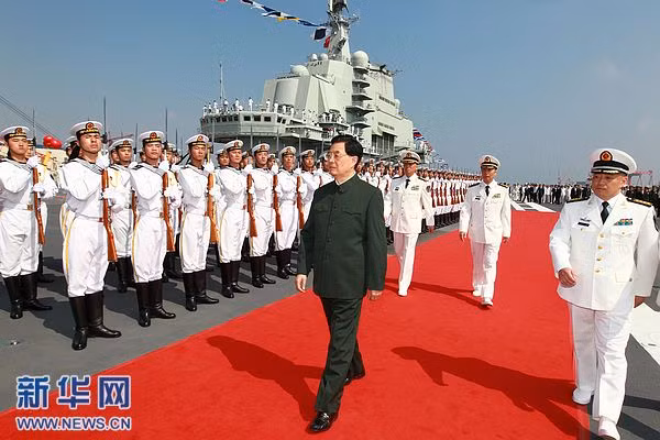 Ngày 25/9/2012, Trung Quốc tổ chức Lễ bàn giao tàu sân bay Liêu Ninh cho Hải quân Trung Quốc tại Nhà máy đóng tàu Đại Liên của Tập đoàn Công nghiệp nặng Tàu thủy Trung Quốc. Chủ tịch Trung Quốc ông Hồ Cẩm Đào tham dự và thị sát. Ngày 25/9/2012, Trung Quốc tổ chức Lễ bàn giao tàu sân bay Liêu Ninh cho Hải quân Trung Quốc tại Nhà máy đóng tàu Đại Liên của Tập đoàn Công nghiệp nặng Tàu thủy Trung Quốc. Chủ tịch Trung Quốc ông Hồ Cẩm Đào tham dự và thị sát.