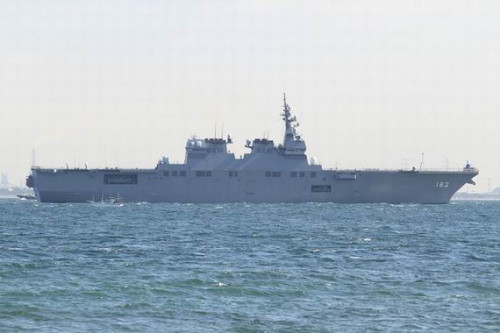 Tàu sân bay Ise mang theo trực thăng của Nhật Bản.