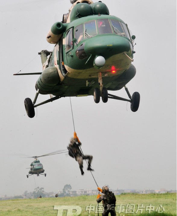 Đại quân khu Nam Kinh Trung Quốc diễn tập đột kích đổ bộ đường không. Đại quân khu Nam Kinh Trung Quốc diễn tập đột kích đổ bộ đường không.