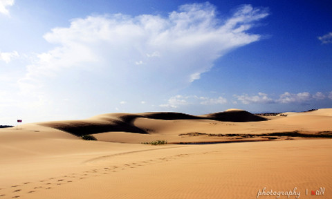 Bàu Trắng - cách trung tâm TP.Phan Thiết 62km về hướng Đông Bắc..