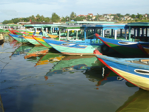 Bến thuyền lung linh. Bến thuyền lung linh.