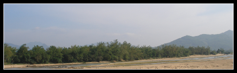 Dòng Hà Thanh, rặng tre xanh và cây cầu nhỏ. Dòng Hà Thanh, rặng tre xanh và cây cầu nhỏ.