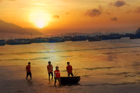 Bình minh trên vịnh Xuân Đài.