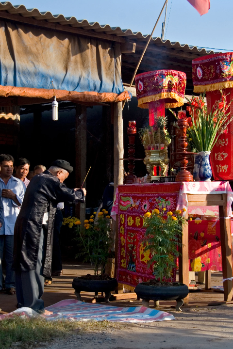 Các nghi thức cúng sẽ do các vị trưởng lão thực hiện trước. Các nghi thức cúng sẽ do các vị trưởng lão thực hiện trước.