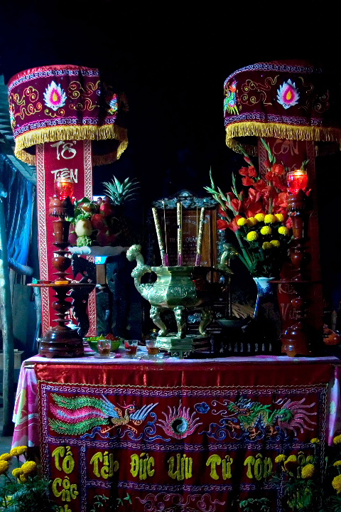 Công việc được bắt đầu từ đêm khuya hôm trước. Công việc được bắt đầu từ đêm khuya hôm trước.