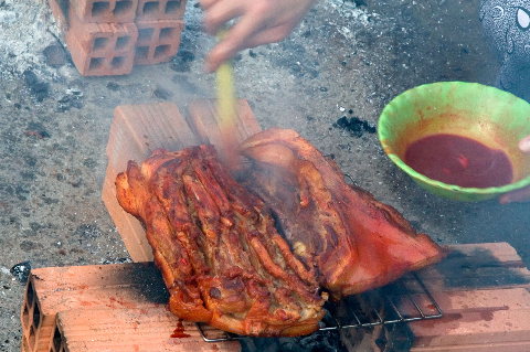 Một vài món ăn được thực hiện theo kiểu dân dã nhằm tái hiện lại cuộc sống nhọc nhằn, cơ cực của tổ tiên thời xưa đi khẩn hoang. Một số đồ cúng còn được để sống. Một vài món ăn được thực hiện theo kiểu dân dã nhằm tái hiện lại cuộc sống nhọc nhằn, cơ cực của tổ tiên thời xưa đi khẩn hoang. Một số đồ cúng còn được để sống.