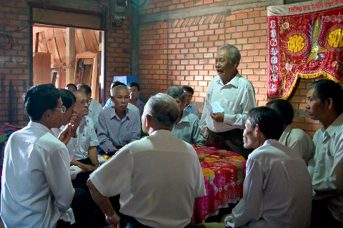 Các vị trưởng lão họp bàn các vấn đề hệ trọng của dòng họ. Các vị trưởng lão họp bàn các vấn đề hệ trọng của dòng họ.