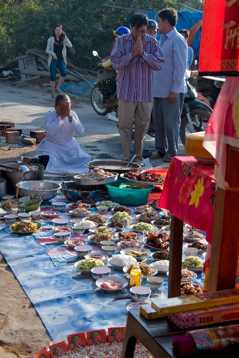 Đồ cúng được bày dưới đất. Hình thức cúng này nhằm tái hiện lại cuộc sống nhọc nhằn, cơ cực của tổ tiên thời xưa đi khẩn hoang Đồ cúng được bày dưới đất. Hình thức cúng này nhằm tái hiện lại cuộc sống nhọc nhằn, cơ cực của tổ tiên thời xưa đi khẩn hoang