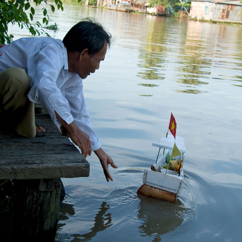 Thuyền với một ít lễ vật tượng trưng được thả xuống sông. Nghi thức này để tiễn đưa tổ tiên trở về thăm quê hương ở miền Trung (vì tổ tiên trước đây dùng thuyền vượt biển từ miền Trung vào khai hoang, lập nghiệp ở miền Nam). Thuyền với một ít lễ vật tượng trưng được thả xuống sông. Nghi thức này để tiễn đưa tổ tiên trở về thăm quê hương ở miền Trung (vì tổ tiên trước đây dùng thuyền vượt biển từ miền Trung vào khai hoang, lập nghiệp ở miền Nam).