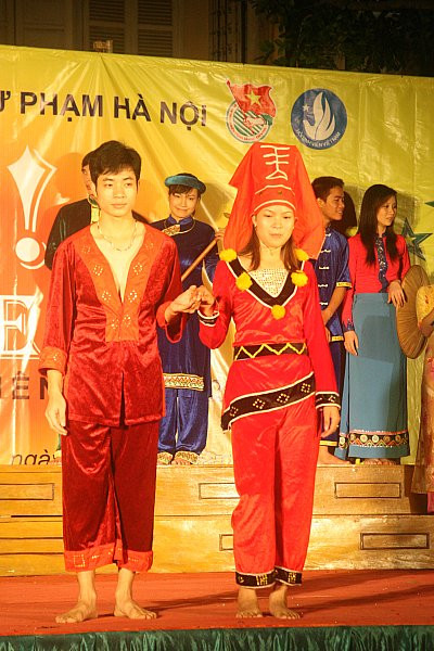 Sự hiểu biết truyền thống trang phục các dân tộc Việt Nam giúp sinh viên có cái nhìn sâu rộng hơn về quê hương mình.