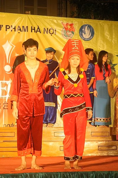 Sự hiểu biết truyền thống trang phục các dân tộc Việt Nam giúp sinh viên có cái nhìn sâu rộng hơn về quê hương mình.