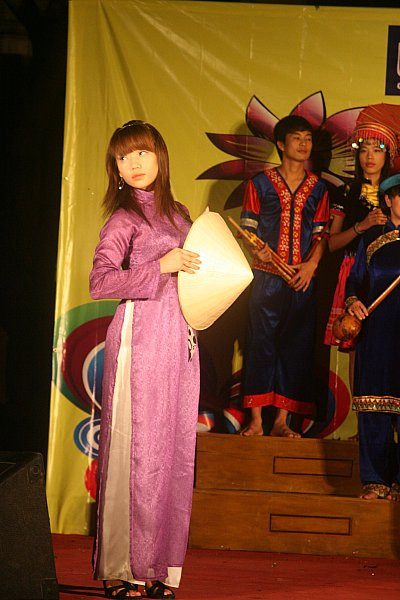 Áo dài Huế lâu nay đã đi vào thơ ca của bao thi sỹ.