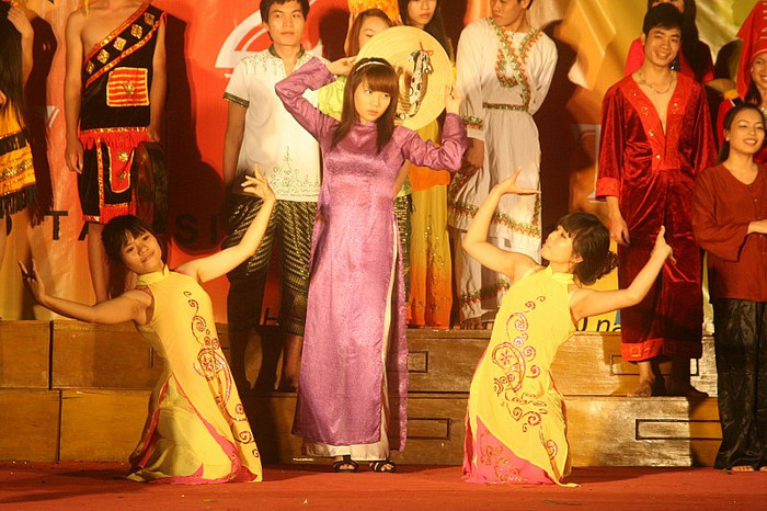 Những màn múa truyền thống của quê hương được SV thể hiện.