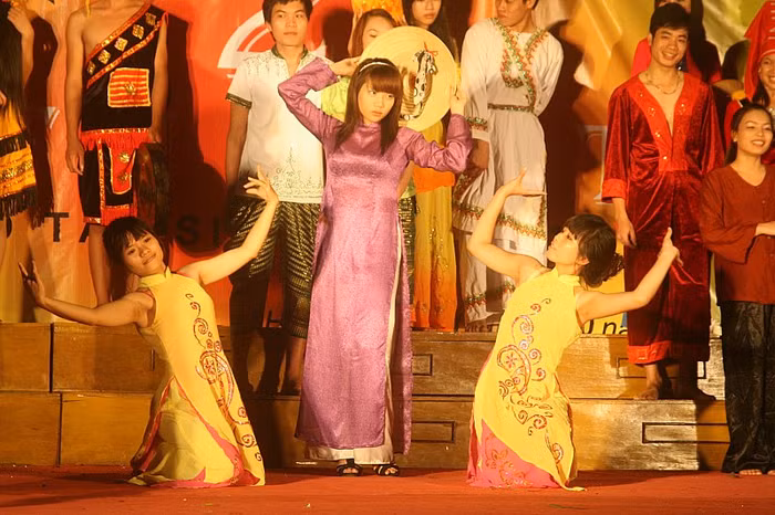 Những màn múa truyền thống của quê hương được SV thể hiện.