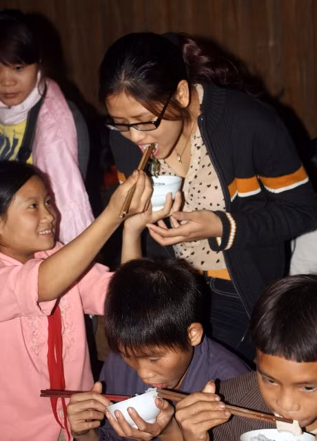 Và cùng cảm nhận với các em những món ăn thường ngày trong “bữa cơm có thịt” đặc biệt này.