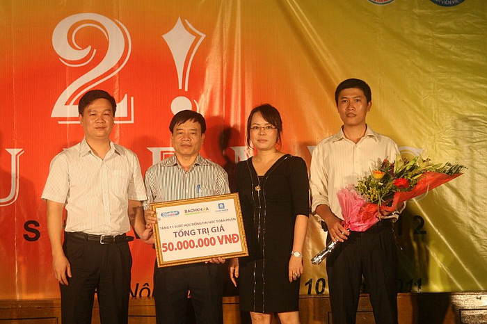 Đại diện nhà trường nhận học bổng của báo và Nhà tài trợ Hệ thống Đào tạo Lập trình viên Quốc tế BachKhoa-Aptech. Đại diện nhà trường nhận học bổng của báo và Nhà tài trợ Hệ thống Đào tạo Lập trình viên Quốc tế BachKhoa-Aptech.